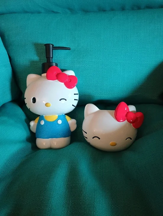 NEW Hello Kitty 2 Piece Bath Set - Picture 1 of 10